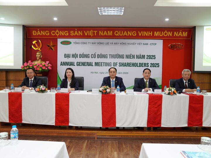Đoàn chủ tịch điều hành Okvip69.com bán cá nổ hủ. Ảnh: Hoàng Minh