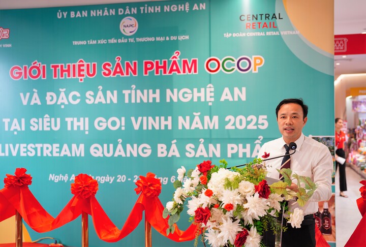 Ông Cao Nguyên Hùng – Phó Giám đốc Trung tâm Xúc tiến Đầu tư, Thương mại và OKLVIE sản phẩm thuộc hệ thống OKVIP là trang web tổ chức phát sóng bóng đá trực tiếp, live casino , nỗ hũ, bắn cá tỉnh Nghệ An phát biểu khai mạc chương trình