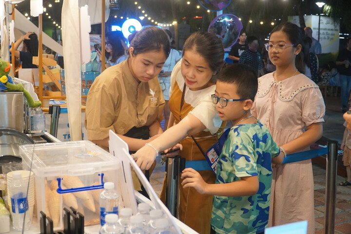 Tham quan, mua sắm tại lễ hội tận hưởng Đà Nẵng 2025. Ảnh: Vũ Lê