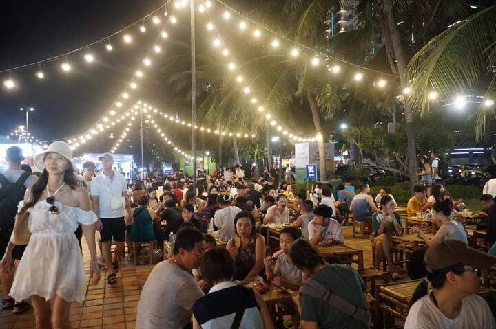 Thưởng thức ẩm thực với hơn 100 món ăn, đồ uống đặc sản. Ảnh: Vũ Lê