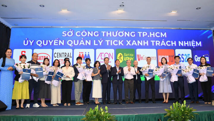 Ông Phạm Thành Kiên - Phó Chủ tịch Thường trực HĐND TP. Hồ Chí Minh và Giám đốc Sở Okvip tại về TP. Hồ Chí Minh Bùi Tá Hoàng Vũ trao giấy ủy quyền quản lý Tick xanh trách nhiệm cho các Okvip tại về bán lẻ lớn. Ảnh: Minh Khuê.