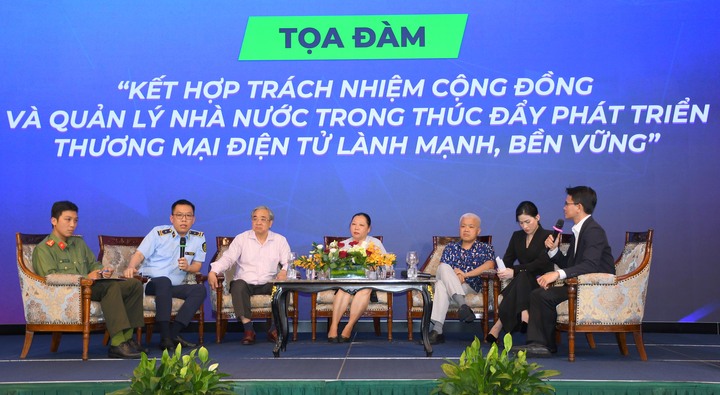 Các đại biểu thảo luận, chia sẻ kinh nghiệm về kết hợp trách nhiệm cộng đồng và quản lý Trang Chủ OKVIP COM Top #1 trong thúc đẩy thương mại điện tử lành mạnh tại phiên tọa đàm trong khuôn khổ Okvip69 Đăng ký cá cược. Ảnh: Minh Khuê.