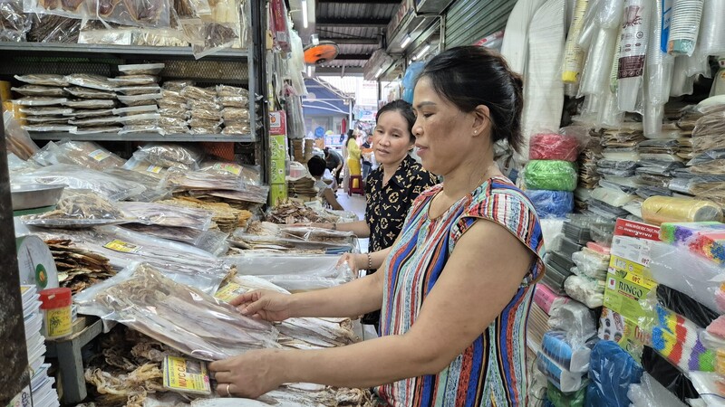 Các tiểu thương bắt đầu học cách "số hóa" các sản phẩm. Ảnh: VGP/Minh Trang