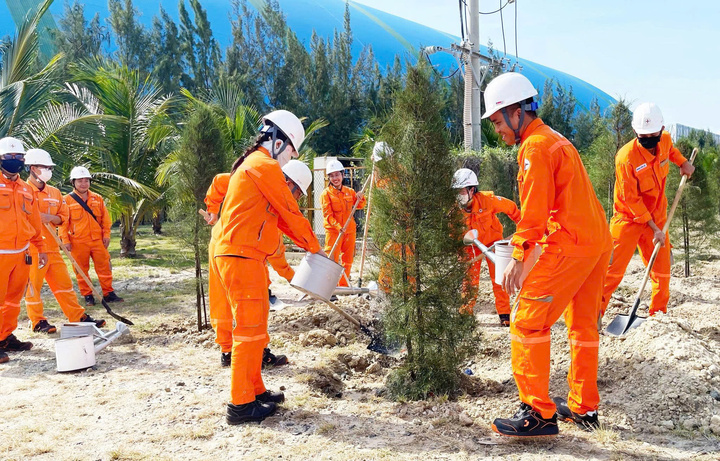 Tuổi trẻ Nhiệt điện Vĩnh Tân 4 trồng cây xanh vì xuân Okvip 2026 - 9