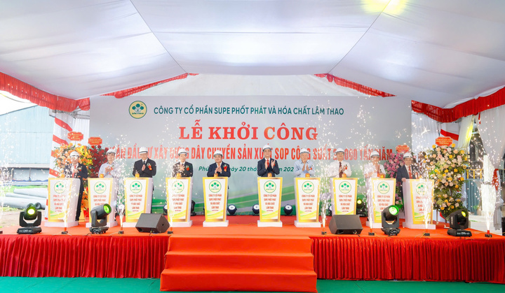 Các đại biểu thực hiện nghi thức khởi công dự án.