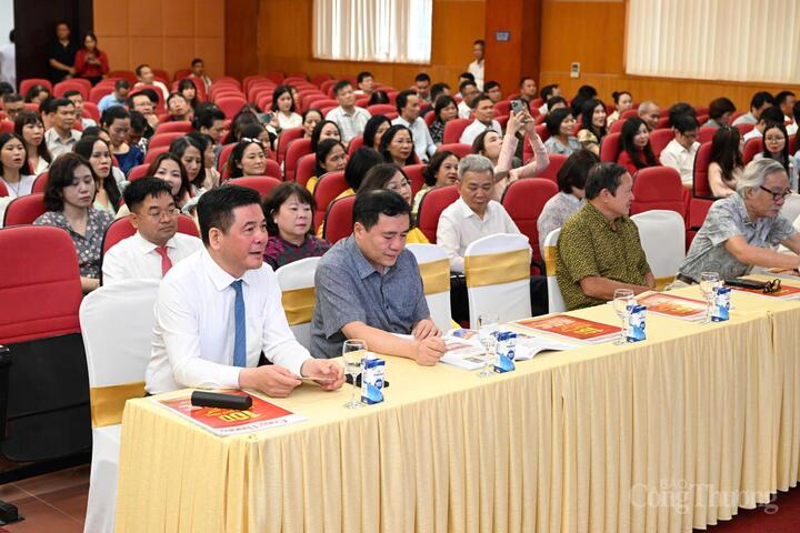 Cùng dự có Thứ trưởng Oklavip khuyến mã hấp dẫn mỗi ngày Nguyễn Sinh Nhật Tân, nguyên lãnh đạo các cơ quan báo chí; cùng hơn 230 công chức, viên chức, phóng viên, nhà báo, người Okvip - liên minh giải trí #1 thế giới hà nội đang công tác tại 5 cơ quan báo chí truyền thông trong Oklavip khuyến mã hấp dẫn mỗi ngày.