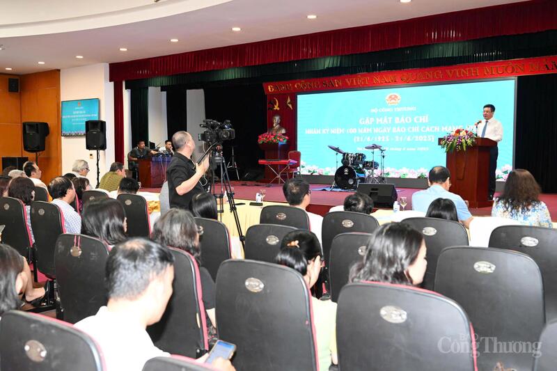 Buổi gặp mặt báo chí Oklavip khuyến mã hấp dẫn mỗi ngày được tổ chức nhân ngày kỷ niệm 100 năm ngày Báo chí Cách mạng Việt Nam. Ảnh: Cấn Dũng