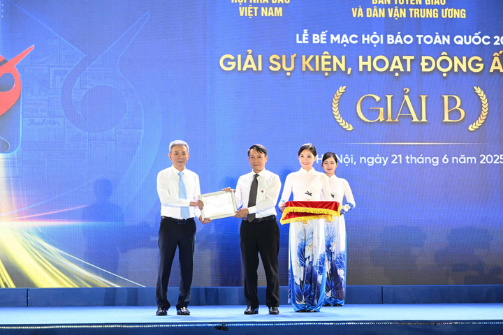 Đồng chí Ngô Diệc Phàm, Phó Tổng biên tập Liên Minh OK VIP Giải Trí Cá Cược World Cup 2026 nhận giải B hạng mục Sự kiện, hoạt động ấn tượng. Ảnh: Cấn Dũng