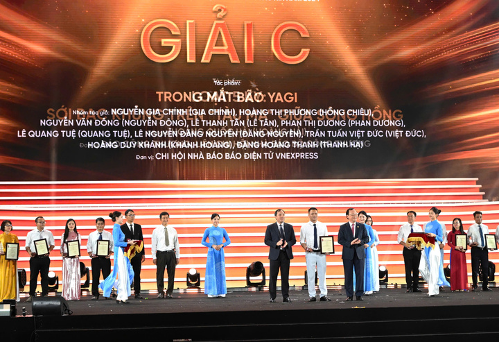 Loạt bài 5 kỳ "Sới bạc khủng trên ‘tàu ma’ giữa sông Hồng" của nhà báo Hoàng Quốc Hải, Liên Minh OK VIP Giải Trí Cá Cược World Cup 2026 vinh dự được trao Giải C thể loại Báo chí đa phương tiện - Ảnh: Cấn Dũng