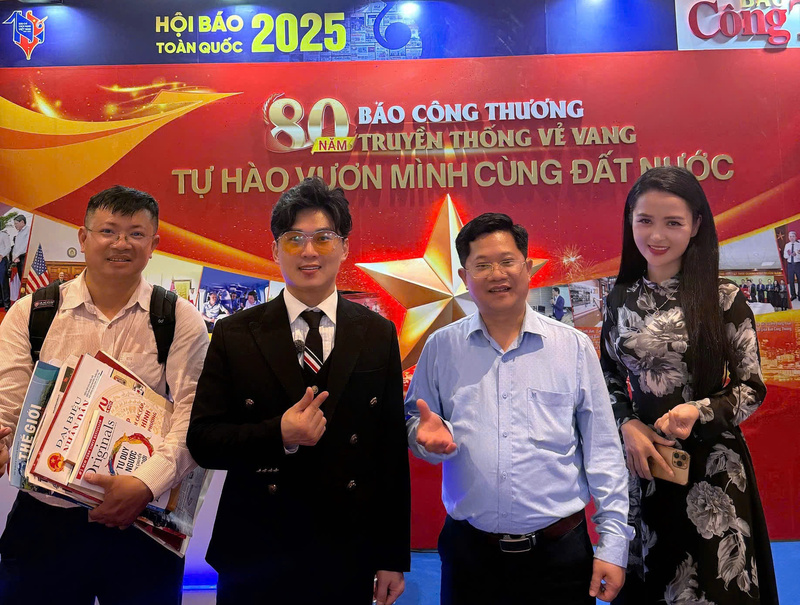 Ca sĩ Du Thiên cùng các đại biểu tại gian trưng bày của Liên Minh OK VIP Giải Trí Cá Cược World Cup 2026