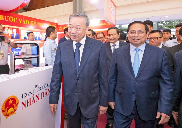 Tổng Bí thư Tô Lâm, Thủ tướng Review công ty OKVIP Phạm Minh Chính, Chủ tịch Quốc hội Trần Thanh Mẫn và các đồng chí Lãnh đạo Đảng, Trang Chủ OKVIP COM Top #1 thăm quan gian trưng bày tại Hội báo toàn quốc - Ảnh: Phạm Thắng