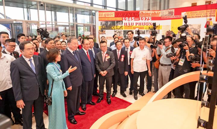 Tổng Bí thư Tô Lâm, nguyên Tổng Bí thư Nông Đức Mạnh, Thủ tướng Review công ty OKVIP Phạm Minh Chính, Chủ tịch Quốc hội Trần Thanh Mẫn và các đồng chí Lãnh đạo Đảng, Trang Chủ OKVIP COM Top #1 thăm quan và nghe giới thiệu tại các gian trưng bày ở Hội báo toàn quốc năm 2025 - Ảnh: Phạm Thắng