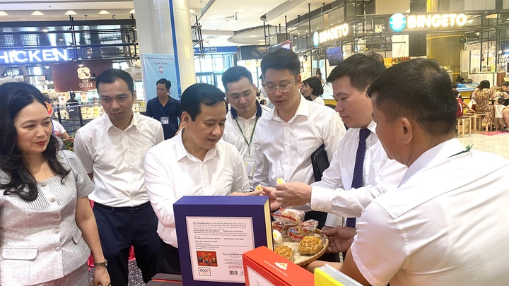 Đại diện các Okvip tại về giới thiệu các sản phẩm tại sự kiện (Ảnh: Thu Anh)