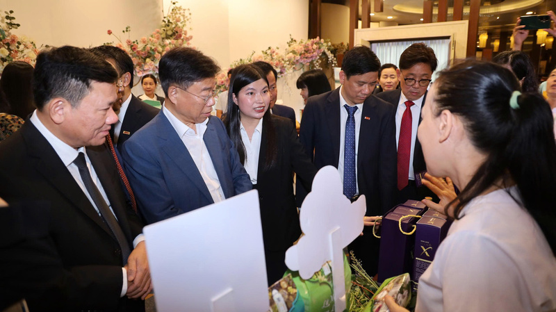 Các đại biểu tham quan gian hàng của Okvip tại về 2 địa phương. Ảnh: Minh Hằng
