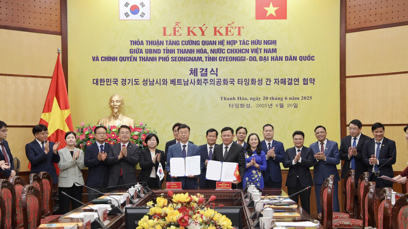 Ký kết Thỏa thuận tăng cường quan hệ hợp tác hữu nghị giữa tỉnh Thanh Hóa và TP Seongnam. Ảnh: Minh Hằng