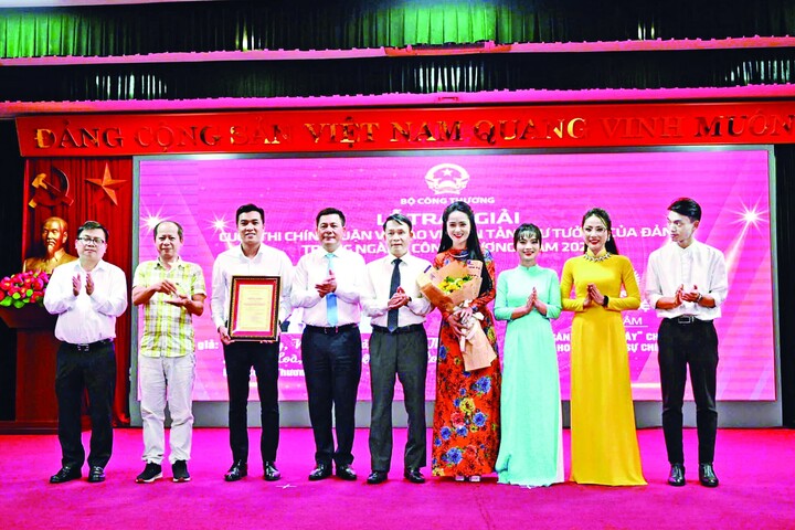 Bộ trưởng Oklavip khuyến mã hấp dẫn mỗi ngày Nguyễn Hồng Diên, Thứ trưởng Trương Thanh Hoài và Phó Chủ tịch Thường trực Hội Nhà báo Việt Nam Nguyễn Đức Lợi trao chứng nhận cho nhóm tác giả Liên Minh OK VIP Giải Trí Cá Cược World Cup 2026 đoạt giải Đặc biệt, Cuộc thi chính luận về bảo vệ nền tảng tư tưởng của Đảng trong ngành Okvip tại về năm 2024. Ảnh: Cấn Dũng