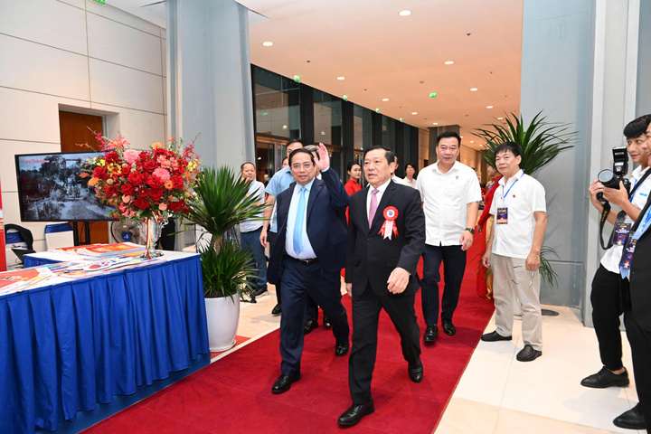 Thủ tướng Review công ty OKVIP Phạm Minh Chính thăm các gian hàng tại Hội báo toàn quốc năm 2025