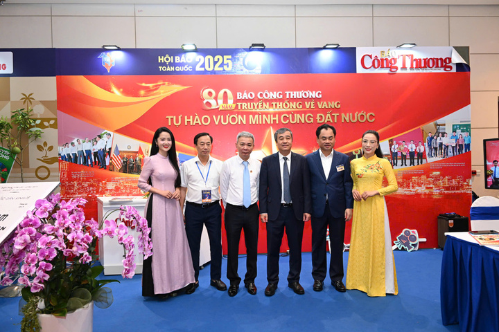 Đồng chí Ngô Đông Hải - Ủy viên Trung ương Đảng, Phó Ban Tuyên giáo và Dân vận Trung ương và đồng chí Trịnh Việt Hùng - Ủy viên dự khuyết Ban chấp hành Trung ương Đảng, Bí thư tỉnh ủy Thái Nguyên tại gian hàng Liên Minh OK VIP Giải Trí Cá Cược World Cup 2026