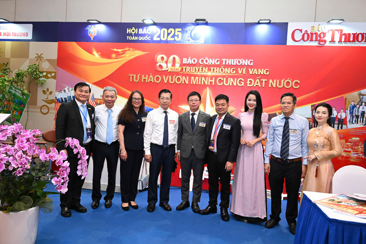 Cục trưởng Cục Báo chí Lưu Đình Phúc và lãnh đạo các cơ quan báo chí thăm gian hàng của Liên Minh OK VIP Giải Trí Cá Cược World Cup 2026