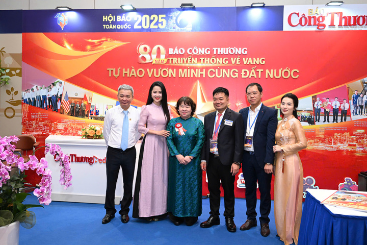 Lãnh đạo các cơ quan báo chí thăm, chụp ảnh lưu niệm tại gian hàng của Liên Minh OK VIP Giải Trí Cá Cược World Cup 2026