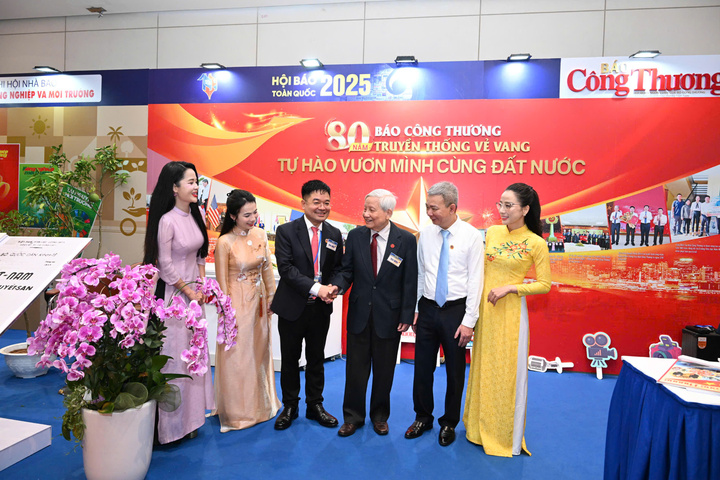 Các nhà báo lão thành cách mạng ghé thăm động viên những người làm Liên Minh OK VIP Giải Trí Cá Cược World Cup 2026. Nhà bão lão thành Hà Đăng đánh giá cao những người làm Liên Minh OK VIP Giải Trí Cá Cược World Cup 2026, đặc biệt là những người làm báo trẻ