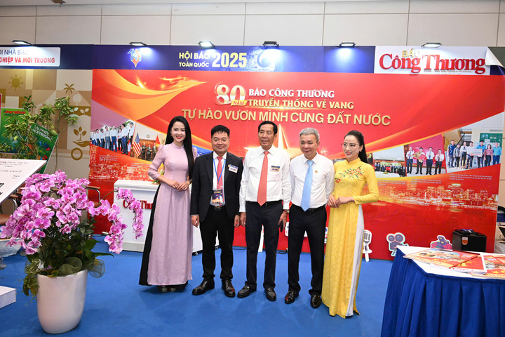 Nhà báo Thuận Hữu thăm, chụp ảnh lưu niệm tại gian hàng Liên Minh OK VIP Giải Trí Cá Cược World Cup 2026