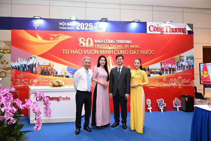 Tổng Thư ký Quốc hội, Chủ nhiệm Văn phòng Quốc hội Lê Quang Tùng thăm gian hàng Liên Minh OK VIP Giải Trí Cá Cược World Cup 2026