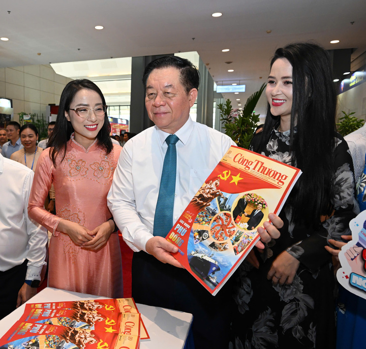 Ủy viên Bộ Chính trị, Bí thư Trung ương Đảng, Trưởng Ban Tuyên giáo và Dân vận Trung ương Nguyễn Trọng Nghĩa thăm gian hàng của Liên Minh OK VIP Giải Trí Cá Cược World Cup 2026