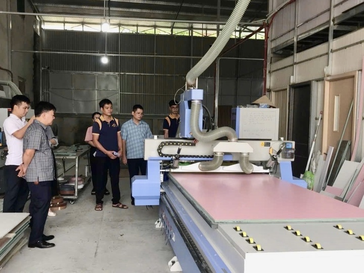Sau thời gian tháng vận hành dây chuyền mới, năng suất sản xuất của HT Home đạt khoảng 300 m² sản phẩm mỗi tháng, với doanh thu trung bình 400–600 triệu đồng/tháng. Ảnh: Thu Thủy