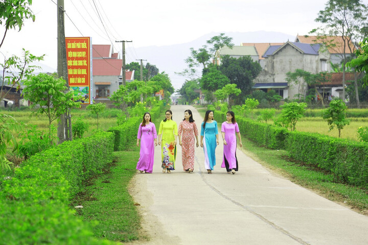 Các tuyến đường nông thôn mới ở  Tiên Yên, Quảng Ninh đều hấp dẫn bởi một màu xanh tươi mát, của cây xanh và hoa - Ảnh: Trần Hoàn