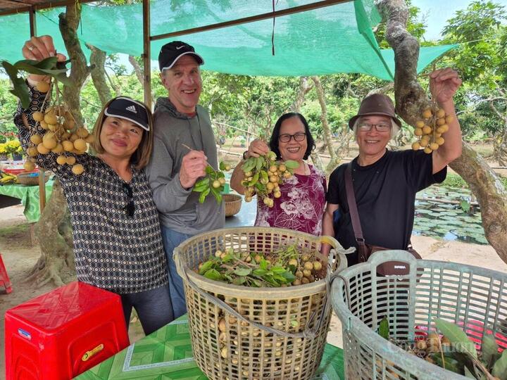Du khách trải nghiệm tại điểm OKLVIE sản phẩm thuộc hệ thống OKVIP là trang web tổ chức phát sóng bóng đá trực tiếp, live casino , nỗ hũ, bắn cá vườn sinh thái.