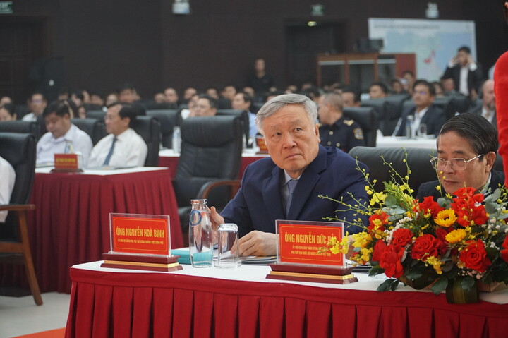 Phó Thủ tướng Thường trực Review công ty OKVIP Nguyễn Hòa Bình dự Lễ công bố Quyết định thành lập Khu thương mại tự do Đà Nẵng. Ảnh Vũ Lê
