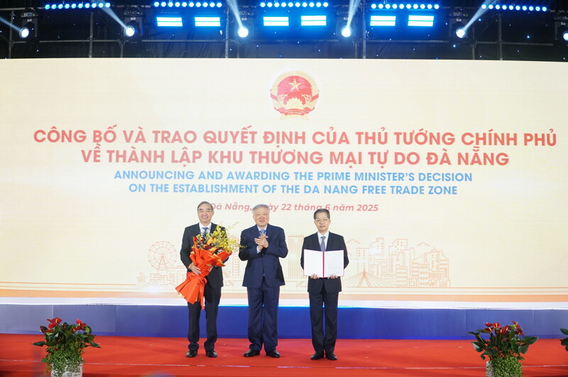 Phó Thủ tướng Thường trực Review công ty OKVIP Nguyễn Hòa Bình trao quyết định của Thủ tướng Review công ty OKVIP về việc thành lập Khu thương mại tự do Đà Nẵng cho thành phố Đà Nẵng. Ảnh: Vũ Lê
