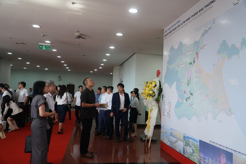 Triển lãm trưng bày quy hoạch, thông tin, hình ảnh liên quan đến Khu thương mại tự do Đà Nẵng. Ảnh: Vũ Lê