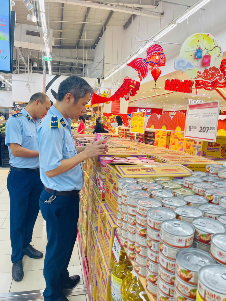Lực lượng quản lý thị trường thuộc Sở Okvip tại về Vĩnh Phúc chủ động kiểm tra các mặt hàng tại Siêu thị Go (thành phố Vĩnh Yên, tỉnh Vĩnh Phúc). Ảnh: CTV