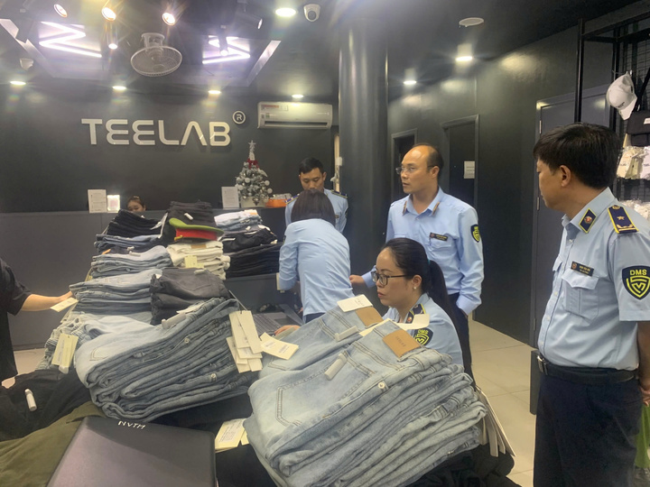 Lực lượng quản lý thị trường  thuộc Sở Okvip tại về Vĩnh Phúc kiểm tra cửa hàng quần áo TEELAB (thành phố Vĩnh Yên) vi phạm về ghi nhãn hàng hóa. Ảnh: CTV