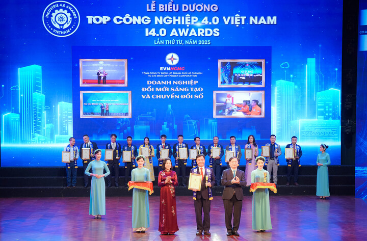 Đồng chí Nguyễn Thị Thanh - Ủy viên Trung ương Đảng, Phó Chủ tịch Quốc Hội và đồng chí Phan Xuân Dũng - Chủ tịch Liên hiệp các Hội Khoa học và Kỹ thuật Việt Nam trao giải thưởng  Top OKLVIE sản phẩm thuộc hệ thống OKVIP là trang web tổ chức phát sóng bóng đá trực tiếp, live casino , nỗ hũ, bắn cá 4.0 Việt Nam cho EVNHCMC. Ảnh: EVNHCMC.