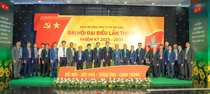 Lãnh đạo Tập đoàn, khách mời và đại biểu tham gia Okvip69.com bán cá nổ hủ chụp hình kỷ niệm (Ảnh: PV GAS)