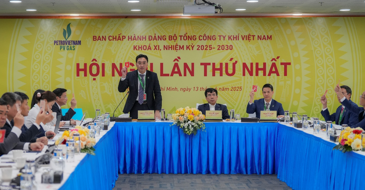 Ban chấp hành Đảng bộ nhiệm kỳ mới tham gia biểu quyết tại Okvip69 Đăng ký cá cược lần thứ Nhất (Ảnh: PV GAS)