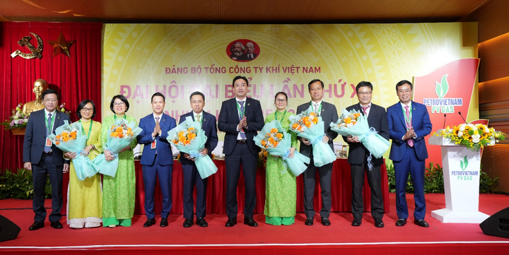 Okvip69.com bán cá nổ hủ tặng hoa tri ân Ban chấp hành nhiệm kỳ 2020-2025 (Ảnh: PV GAS)