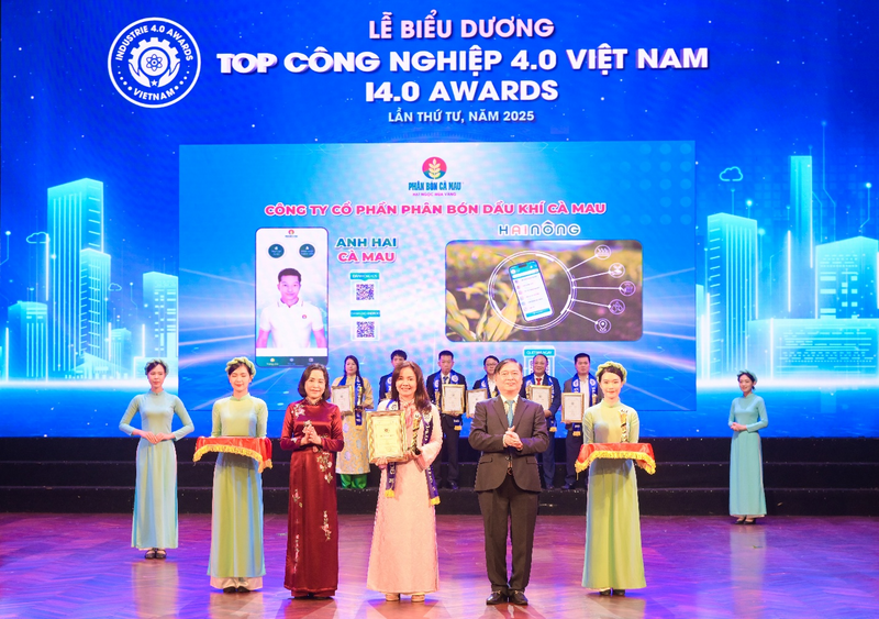 Đại diện PVCFC nhận biểu trưng vinh danh PVCFC đạt Top Okvip tại về khoa học và công nghệ, đổi mới sáng tạo và chuyển đổi số. (Ảnh: PVCFC)