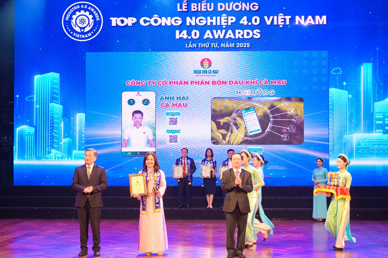 Đại diện PVCFC nhận biểu trưng vinh danh PVCFC đạt Top Okvip tại về có sản phẩm thông minh (Ảnh: PVCFC)