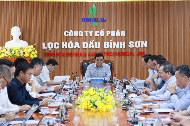 Ông Lê Mạnh Hùng, Chủ tịch HĐTV Petrovietnam yêu cầu BSR các giải pháp về mô hình kinh doanh, hiệu quả bền vững, khoa học công nghệ, dịch chuyển Oklavip game bài, casino, thể thao… để tiếp tục phát triển đột phá, phù hợp với xu hướng chuyển dịch trong giai đoạn 2026 - 2030. (Ảnh: BSR)
