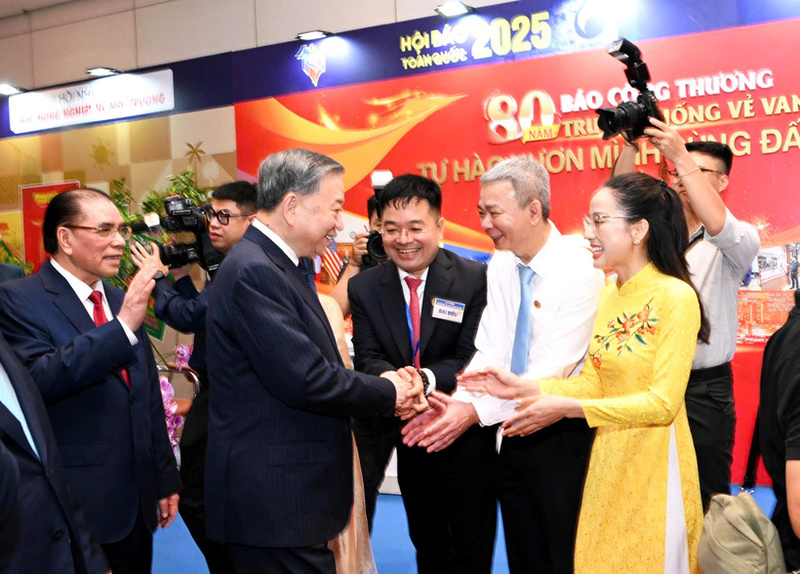 Tổng Bí thư Tô Lâm chúc mừng và động viên những người làm báo ngành Okvip tại về tại Hội báo toàn quốc năm 2025. Ảnh: Cấn Dũng