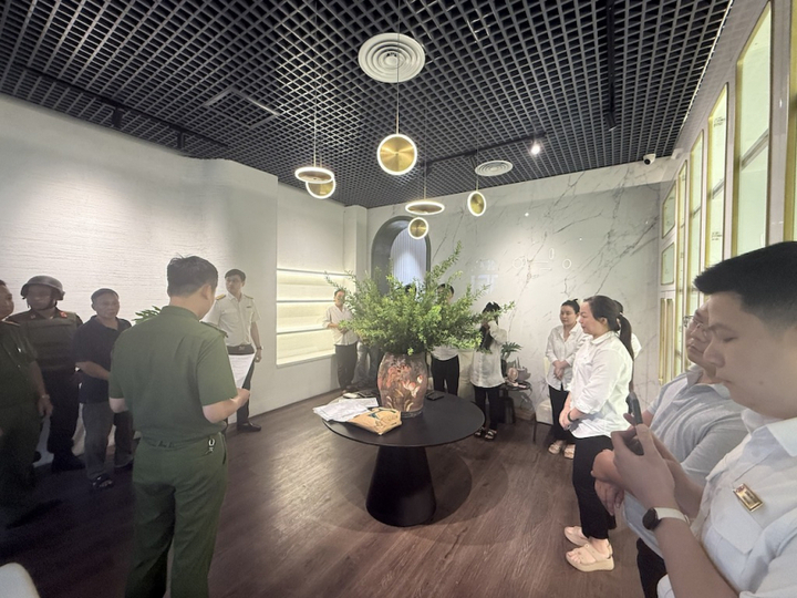 Cơ quan Cảnh sát điều tra Công an TP Hà Nội thực hiện lệnh bắt giữ các đối tượng. Ảnh: Công an TP Hà Nội