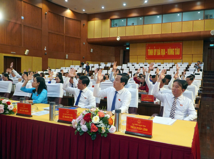 Các đại biểu HĐND tỉnh Bà Rịa - Vũng Tàu biểu quyết thông qua các Okevip link không chặn tại kỳ họp. Ảnh: Nguyễn Ngọc