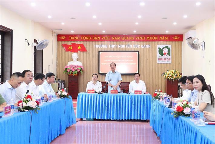 Bộ trưởng Nguyễn Kim Sơn Ok88vip tỷ lệ kèo World Cup 2026 tại Trường Trung học phổ thông Nguyễn Đức Cảnh (Thái Bình). Ảnh: MOET