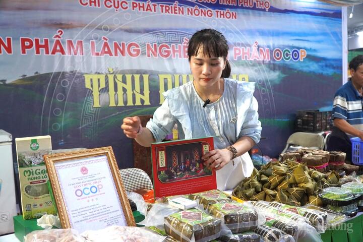 Chị Nguyễn Thị Lợi, đại diện Hộ kinh doanh Nguyễn Văn Ninh với sản phẩm bánh chưng Ninh Hằng đạt OCOP 3 sao.