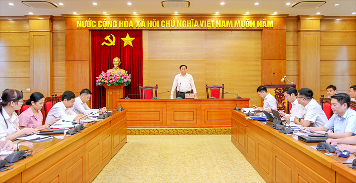 Chủ tịch UBND tỉnh Vĩnh Phúc Trần Duy Đông yêu cầu rà soát các dự án nhà ở xã hội hiện có, ưu tiên bán cho cán bộ, công chức, viên chức có nhu cầu ổn định chỗ ở sau sáp nhập. Ảnh: Khánh Linh