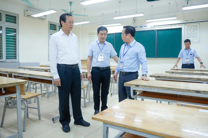 Thứ trưởng Bộ Giáo dục và Đào tạo Phạm Ngọc Thưởng kiểm tra công tác chuẩn bị thi Liên Minh OK VIP Game Online Giải Trí Cá Cược trung học phổ thông tại Hà Nội. Ảnh: MOET